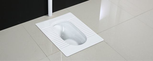 蹲式厕所冲水位置一直漏水