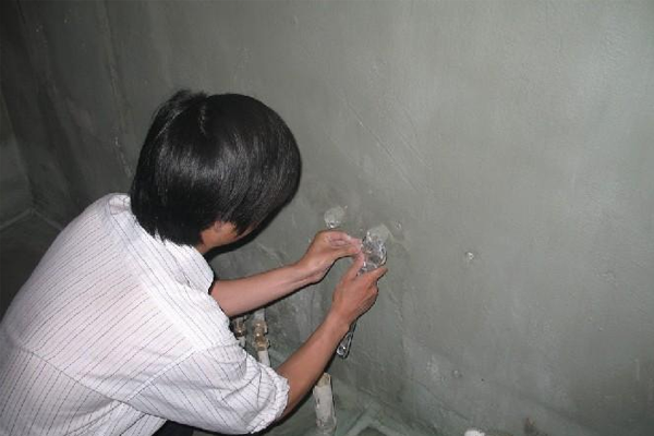 新房入住半年，墙面不停掉灰，急忙找师傅来看：防水没做好返碱了